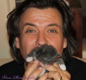 Marcus mit Kitten Sir Lancelot von den Norwegischen Waldkatzen von Ruwenda